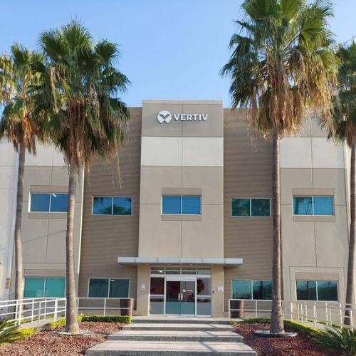 En Vertiv se tiene una filosofía justo a tiempo, y se trabaja con los proveedores sincronizando la demanda y entrega de material.