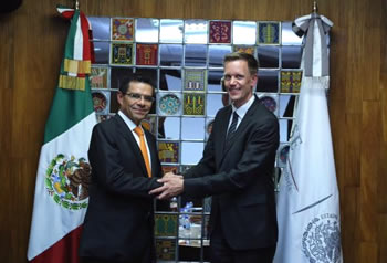 Enrique Jacob Rocha, Presidente del Instituto Nacional del Emprendedor, y Thomas Hansen, Vicepresidente mundial de Pequeñas y Medianas Empresas de Microsoft, promueven la modernización e innovación tecnológica de las mipymes mexicanas.
