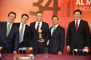 Herrera Vega, Presidente de México Innovación y Diseño (MIND) recibió a manos del presidente de la República, Enrique Pela Nieto, la Medalla al Mérito Industrial 2014 otorgada a empresarios que promueven el crecimiento económico del estado de Jalisco.