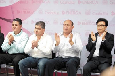 ›› Rubén Moreira, Gobernador de Coahuila acompañando a un inversionista en la entidad.