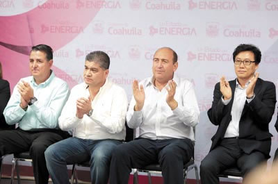 ›› Rubén Moreira, Gobernador de Coahuila acompañando a un inversionista en la entidad.