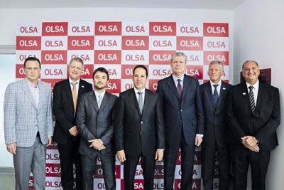 ›› Francisco Domínguez, Gobernador de Querétaro (centro), acompañado por empresarios y representantes del gobierno italiano.