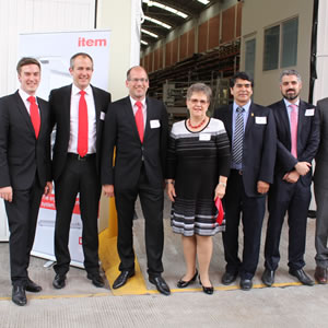 Alejandro Hernández Fonseca (SDES); Fernando Vera Noble, titular de Desarrollo Económico de Irapuato y diversas autoridades durante la inauguración del CEDIS de la compañía ITEM.