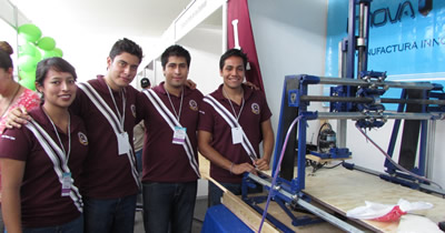 ›› Estudiantes presentan sus innovaciones en el evento.