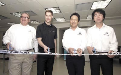 ›› Bruce Clark, Gerente de Ventas de Fancort; Jared Sandman, Presidente Fancort; Hirofumi Kono, Gerente General de Japan Unix y Keiichi Takahashi, Gerente de Ventas de Japan Unix, durante el corte de listón.