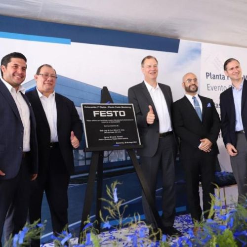 Directivos de Festo y representantes gubernamentales durante la colocación de la primera piedra.