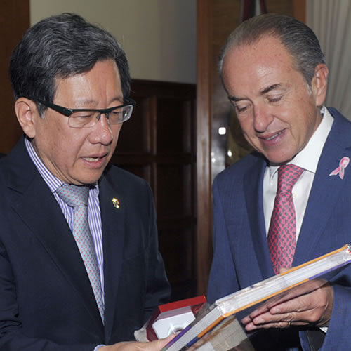 Chun Beeho, embajador de la República de Corea en México en compañía del Gobernador del Estado, Juan Manuel Carreras López.