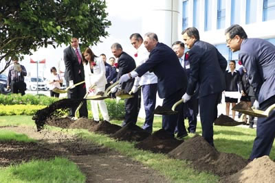 ›› Directivos de KIA Motors y representantes gubernamentales durante la inauguración oficial.