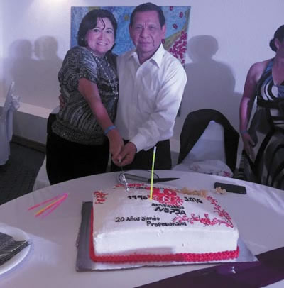 ›› José Calderón y su esposa cortan el pastel conmemorativo a los 20 años de operación de la empresa.