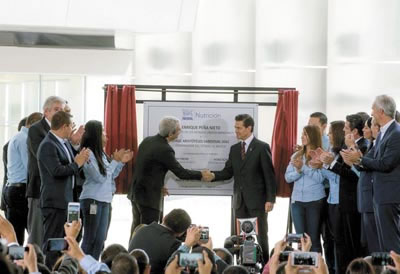 ›› Mandatario mexicano devela la placa de inauguración de la nueva planta de Nestlé Nutrición.