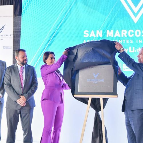 Directivos de Lintel y representantes gubernamentales durante el arranque de construcción del nuevo parque industrial San Marcos Valley.