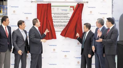 ›› Ildefonso Guajardo Villareal, Secretario de Economía, y Eruviel Ávila Villegas, Gobernador del Estado de México, devaln planta de la inauguración.