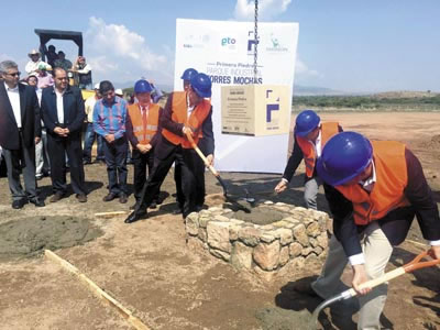 ›› Funcionarios de gobierno colocaron la primera piedra del Parque Industrial Torres Mochas, Guanajuato.