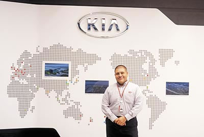 ›› Víctor Alemán Soto, Gerente de Relaciones Públicas de la planta KIA Motors.