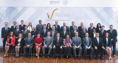 ›› Foto grupal de representantes gubernamentales y directivos de empresas ganadoras del <br />Premio Nacional a la Calidad.<br />