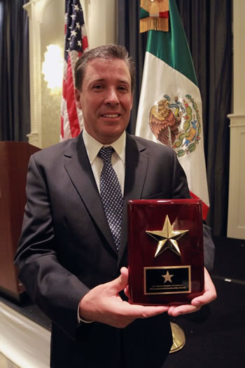 Miguel Márquez Márquez, Gobernador de Guanajuato muestra su premio.