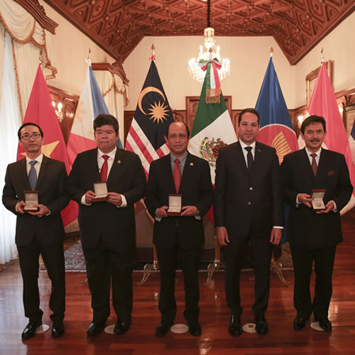 Francisco Domínguez, Gobernador de Querétaro durante una reunión con embajadores del sureste asiático.