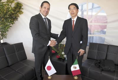 ›› Francisco Domínguez Servién, Gobernador del Estado de Querétaro y Akira Yamada, Embajador de Japón en México.