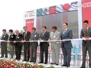 ›› Durante el corte de listón de Riken México.