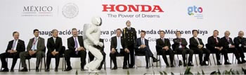 ›› Directivos de Honda y representantes gubernamentales en el arranque de operaciones. 
