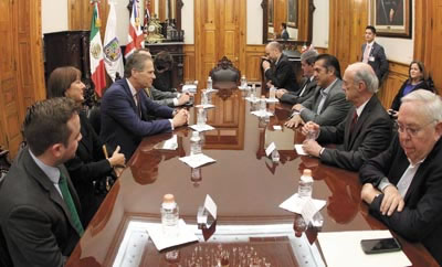 ›› Representantes gubernamentales durante la reunión.