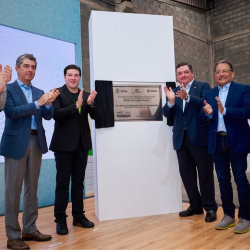 Executives and government representatives during the announcement of investment in PetStar's Escobedo plant.