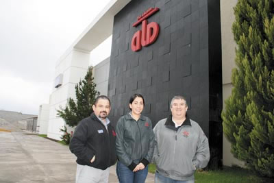 ›› (izq.-der) Francisco Salas, Valeria Chaires y Héctor Ibarra.