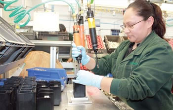 ›› Dentro de su fábrica la compañía cuenta con distintos procesos para la producción de sus artículos, como la soldadura por resistencia y ultrasónica o las operaciones semi-automatizadas.