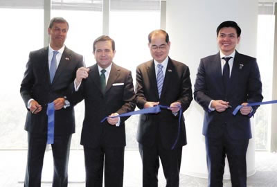 ›› El Secretario Ildefonso Guajardo realizó el corte de listón de las nuevas Oficinas de Temasek México, en compañía del Ministro de Singapur, Lim Hng Kiang y el Director General de Temasek México, Lorenzo González Bosco.