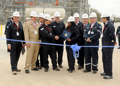 ›› Directivos de la empresa durante la inauguración de la nueva planta.