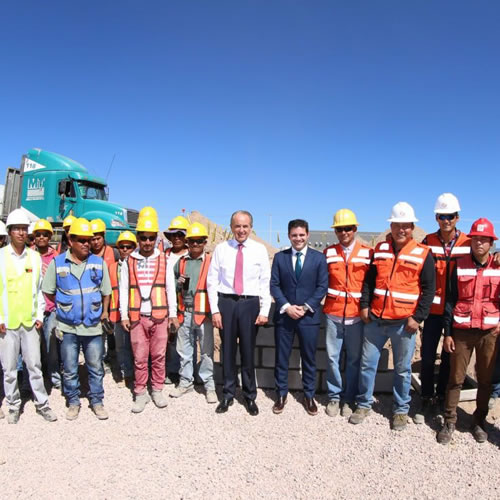 Juan Manuel Carreras acompaña a directivos de Truck and Wheel en la colocación de su primera piedra en SLP.