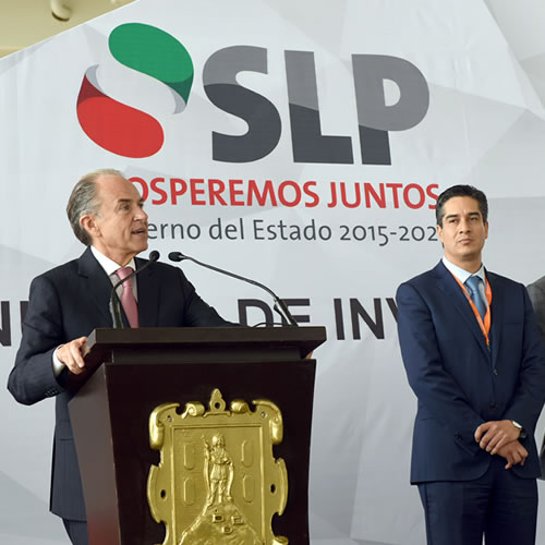 Directivos de grupo Mercurio en compañía del gobernador del estado de SLP durante el anuncio de su nueva inversión.