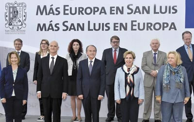 ›› Posan durante la inauguración de la planta.