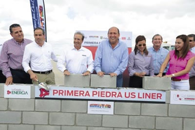 ›› Directivos de la empresa y representantes gubernamentales durante la colocación de la primera piedra.